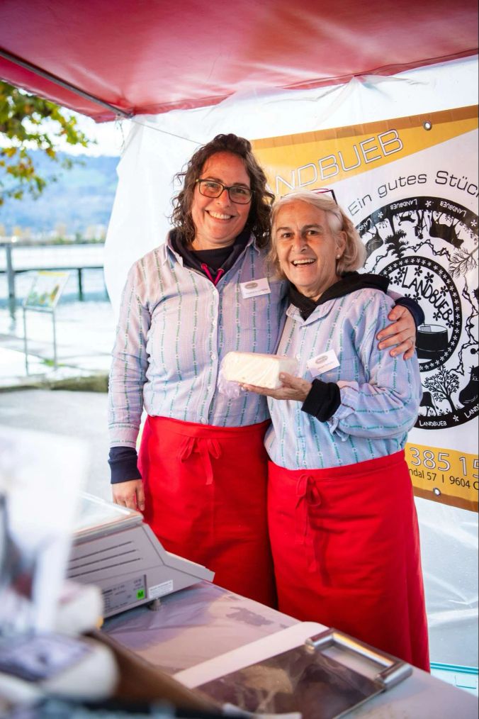 Mit viel Freude wurde der Käse am Markt dargeboten.