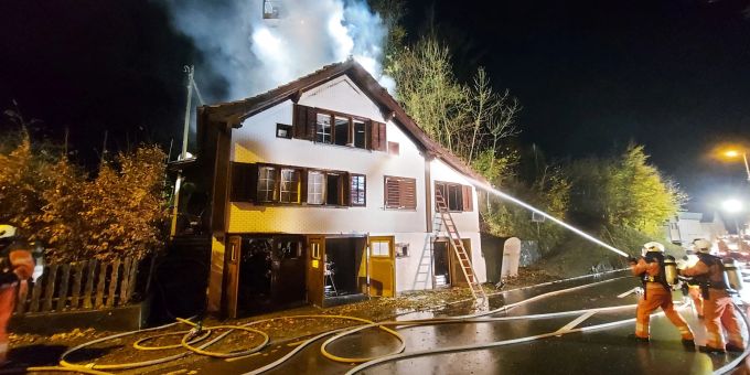 Filzbach GL: Einfamilienhaus in Vollbrand. Filzbach GL