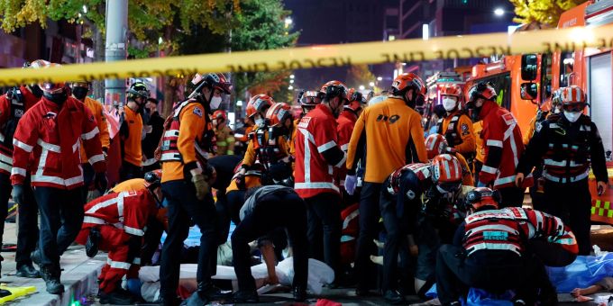 Rettungskräfte und Feuerwehrleute sind an der Unfallstelle in Seoul im Einsatz. Seoul
