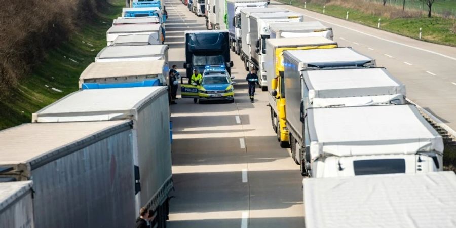 Lastwagen bilden eine Rettungsgasse