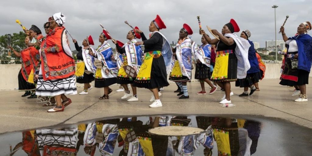 MegaParty zur Krönung von neuem ZuluKönig durch Südafrikas Präsident