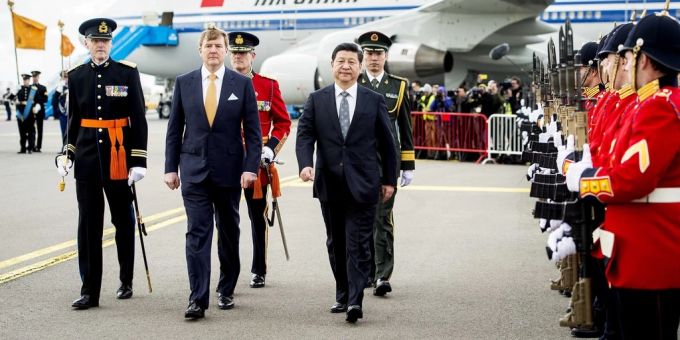 Chinas Präsident Xi (rechts) mit Willem-Alexander, dem König der Niederlande. XI