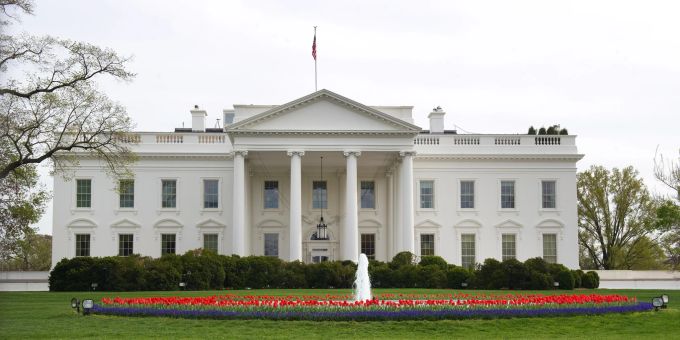 Das Weisse Haus ist ein Pflichtstopp jedes Washington-Besuchers. Washington Garten Weisses Haus Fontäne Blumen rot