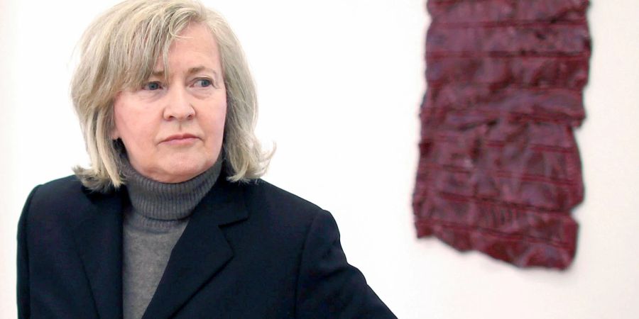 Die Künstlerin Rosemarie Trockel in einer Ausstellung im Schloss Morsbroich 2012.