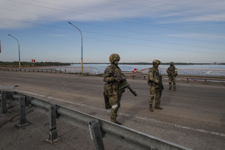 Russische Soldaten stehen in der Nähe des Wasserkraftwerks Kakhowka. Eine Sprengung des Staudamms würde katastrophale Folgen mit sich ziehen.