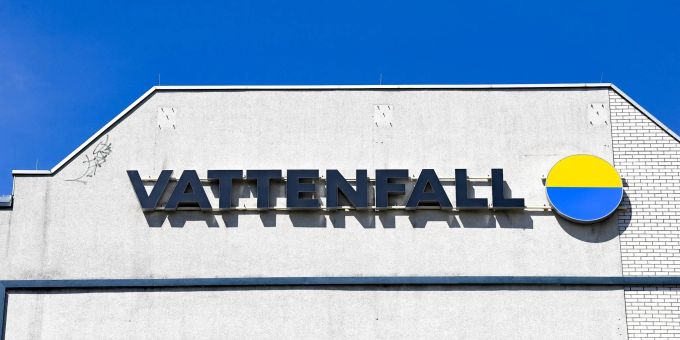Das Logo vom Energieunternehmen Vattenfall an einer Häuserwand. Das Logo vom Energieunternehmen Vattenfall an einer Häuserwand.