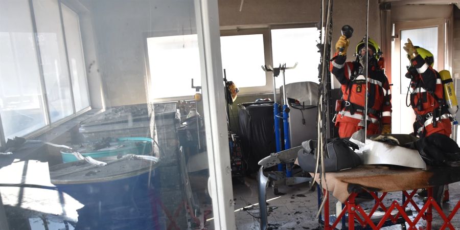 Ein Fahrzeugbrand in einer Werkstatthalle in Domat/Ems