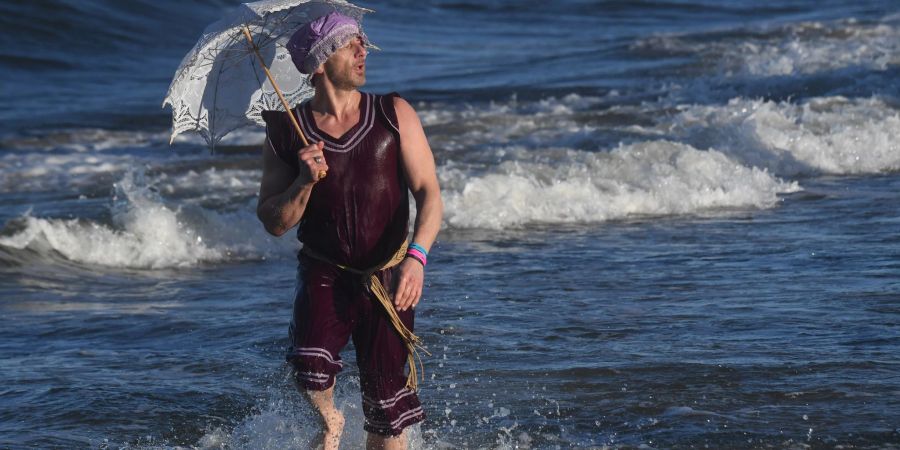 Der Schauspieler Hendrik Duryn im Badeanzug aus der Jahrhundertwende scheint das kalte Wasser der ostsee nicht zu scheuen.