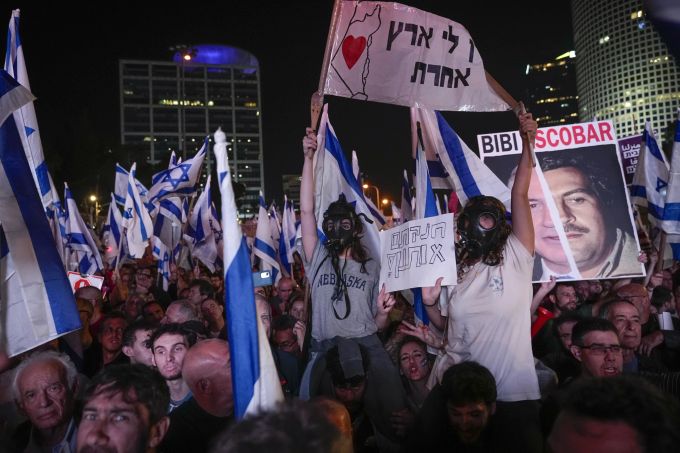 Demonstranten tragen Gasmasken während eines Protestes gegen die Pläne der neuen Regierung des israelischen Ministerpräsidenten Benjamin Netanjahu, das Justizsystem zu überarbeiten, in Tel Aviv, Israel, Samstag, 4. März 2023. Israel Politics