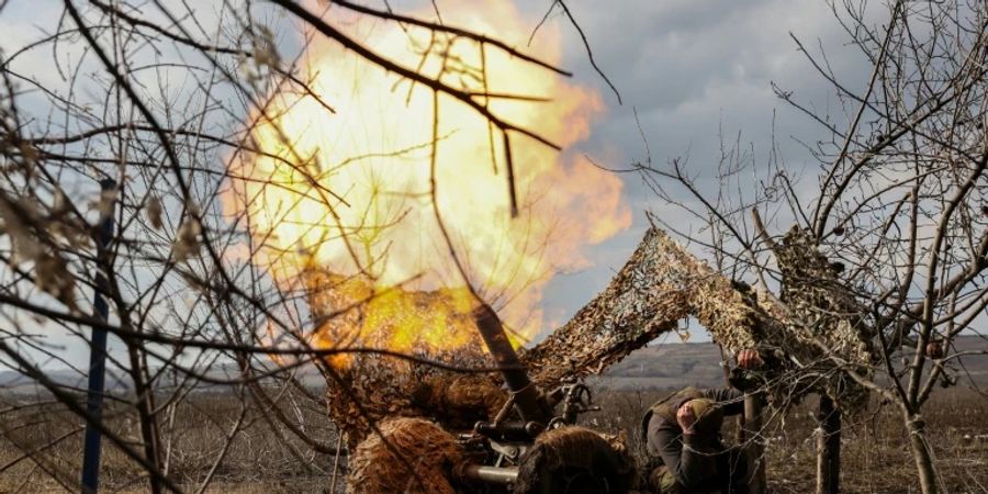 Ukrainischer Soldat beschiesst russische Stellungen in Donzek-Region