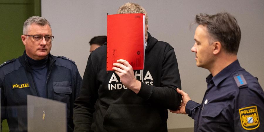 Der angeklagte Krankenpfleger wird von Justizbeamten in den Gerichtssaal geführt.