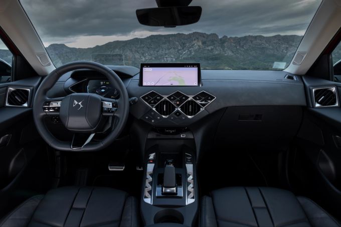 Das Interieur mit Leder und aufwändigen Applikationen ist deutlich hochwertiger als sonst in der Kleinwagenklasse üblich 2023 DS3 E-Tense