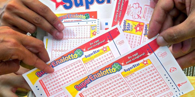 Spielscheine des Superenalotto: Eine Tippgemeinschaft in Italien hat einen Rekord-Lotto-Jackpot geknackt. Lotto