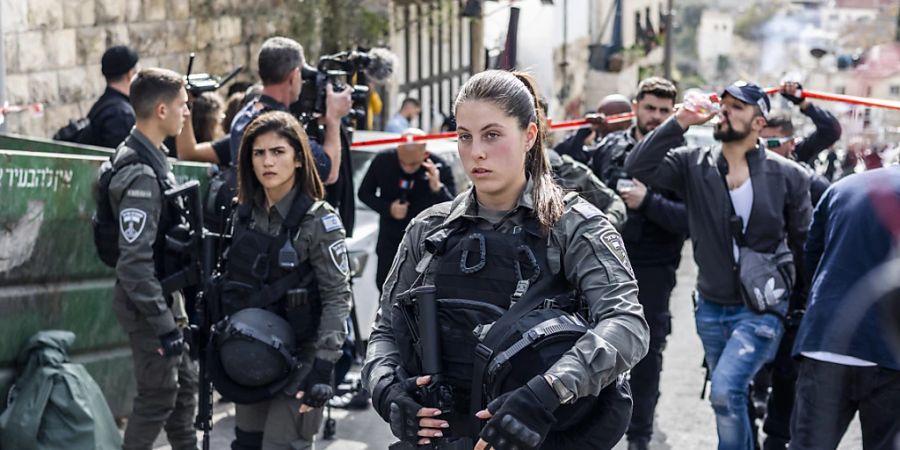 dpatopbilder - Die israelische Polizei sichert den Ort eines erneuten Angriffs, einen Tag nach dem tödlichen Terroranschlag nahe einer Synagoge. Foto: Ilia Yefimovich/dpa