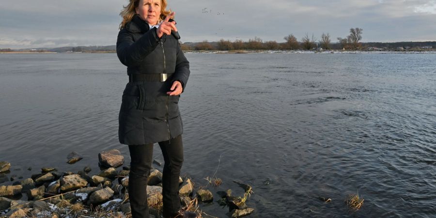 Bundesumweltministerin Steffi Lemke (Grüne) steht im Nationalpark Unteres Odertal am deutsch-polnischen Grenzfluss Oder.