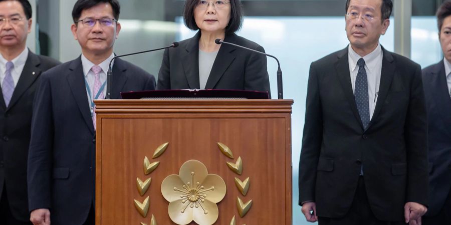 Auf diesem vom taiwanesischen Präsidialamt veröffentlichten Foto spricht Tsai Ing-wen (M), Präsidentin von Taiwan, vor dem Abflug zu einer Auslandsreise am Taoyuan International Airport.