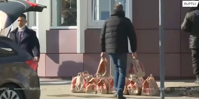 Bei Xi-Besuch - China-Delegation bestellt in Moskau US-Hühnchen von KFC