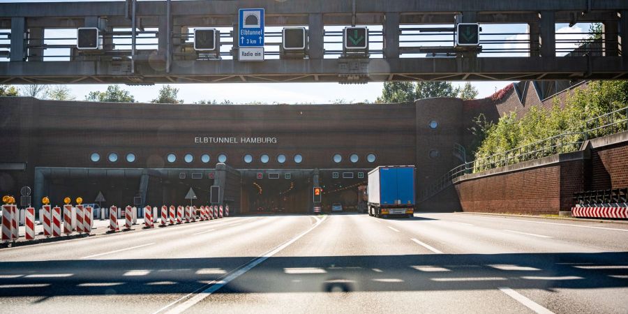 Zufahrt auf der Autobahn 7 auf das Nordportal des Elbtunnels.