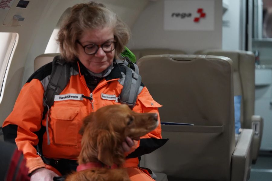 Ein Hundeteam von Redog im Flieger in die Türkei.