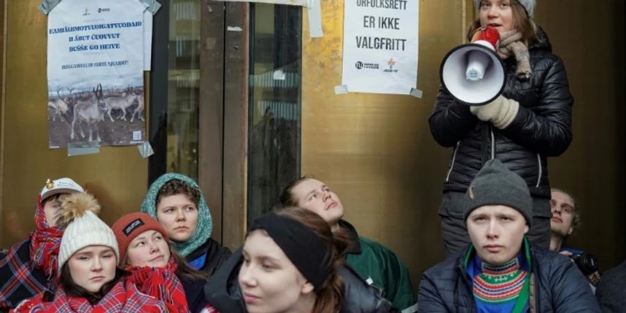 Greta Thunberg (rechts hinten) beim Protest in Norwegen