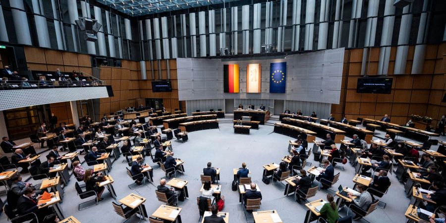 Abgeordnete im Plenarsaal des Berliner Abgeordnetenhauses.