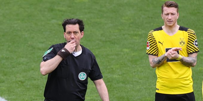 Schiedsrichter Manuel Gräfe (l.) pfeift in seinem letzten Spiel, während Dortmunds Marco Reus applaudiert gestikuliert. Schiedsrichter Manuel Gräfe