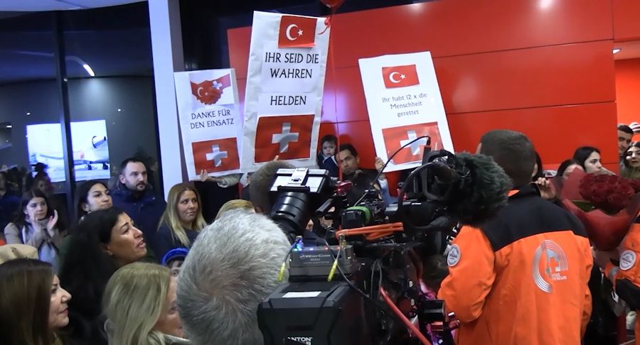 Eine Gruppe von Türkinnen und Türken bedankte sich am Flughafen Zürich bei den Schweizer Rettungskräften.