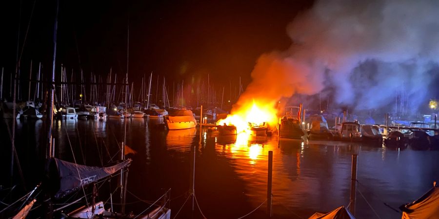 Beim Brand von zwei Motorbooten im Juni in Romanshorn