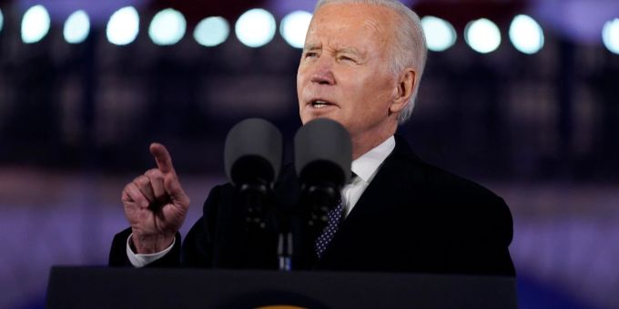 Joe Biden hat sich mit seiner Rede ein Fernduell mit Wladimir Putin geliefert. Evan Vucci/AP/dpa Joe Biden