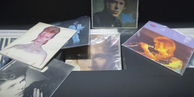 ARCHIV - Mehrere Plattencover von David Bowie werden im Rahmen einer retrospektiven David-Bowie-Ausstellung mit dem Titel «David Bowie Is» im Pariser Philharmonischen Museum ausgestellt. Sie sollen von 2025 an in einem neuen Bowie-Zentrum für die Öffentlichkeit zugänglich sein. Foto: Jacques Brinon/AP/dpa
