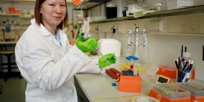Die an dem Gen-Defekt «FOP» erkrankte Nadine Grossmann ist Mitglied des Vorstands des Vereins Loudrare und Biochemikerin der Freien Universität Berlin. Die an dem Gen-Defekt «FOP» erkrankte Nadine Grossmann ist Mitglied des Vorstands des Vereins Loudrare und Biochemikerin der Freien Universität Berlin.