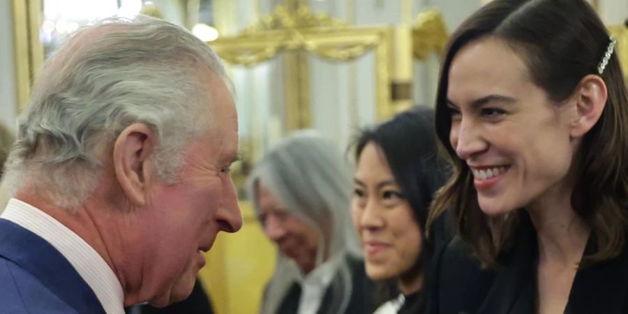 König Charles III. mit Alexa Chung im Buckingham Palast.