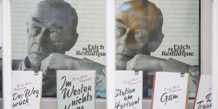 Bücher und Bilder des Autors Erich Maria Remarque in einem Schaufenster des Erich Maria-Remarque-Friedenszentrums in Osnabrück.