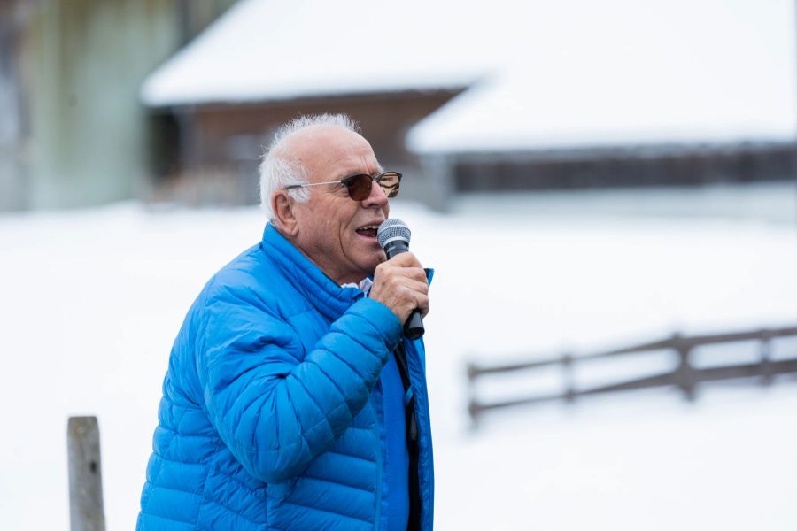 Hans Rhyner erzählt den Besucherinnen und Besucher Glarner Sagen und Legenden rund um das Sonnenereignis.