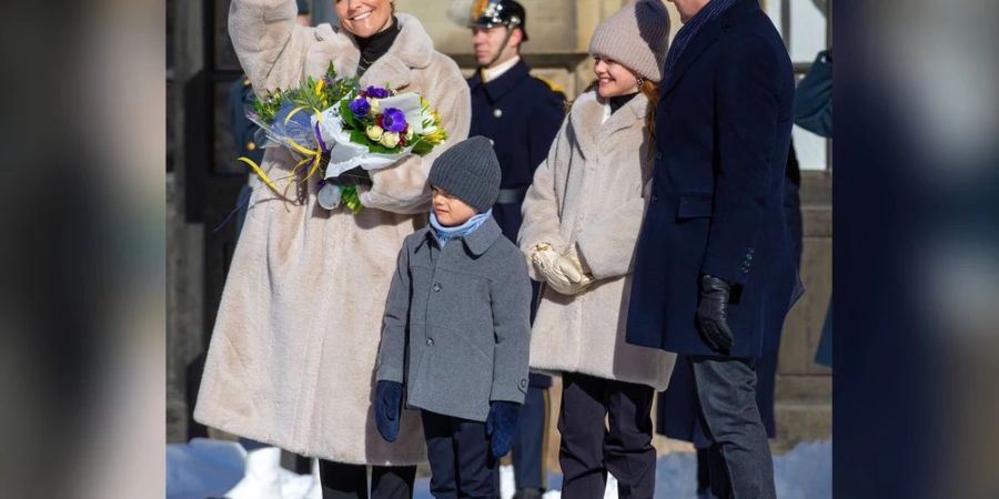 Kronprinzessin Victoria mit ihrer Familie auf dem Schlosshof.