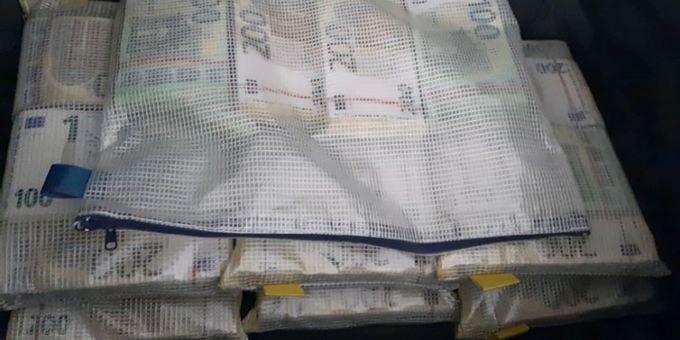 Der Zoll Berlin hat fast eine Million Euro in einem Kinderzimmer gefunden. Der Zoll Berlin hat fast eine Million Euro in einem Kinderzimmer gefunden.