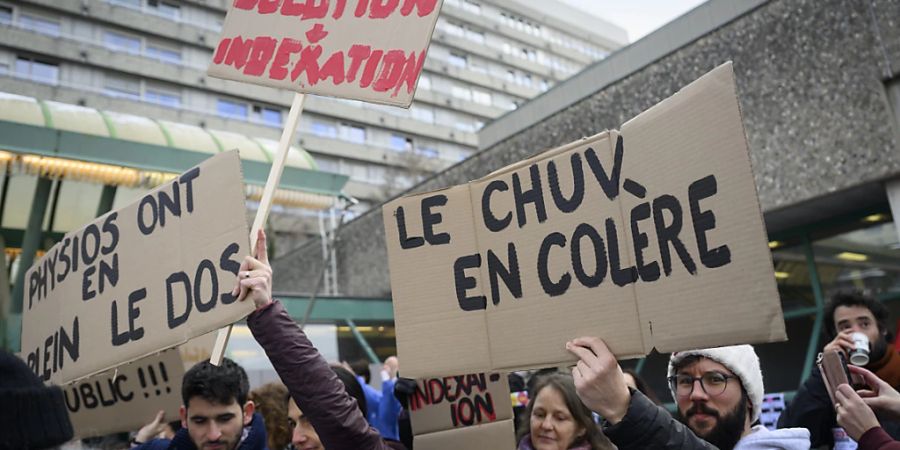 Angestellte des Lausanner Universitätsspitals Chuv und Gewerkschaftsvertreter protestieren vor dem Hauptgebäude für einen vollen Teuerungsausgleich.