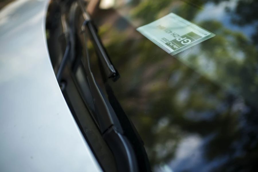 Ein Berner hat seine Anwohner-Parkkarte verkehrt ins Auto gelegt. (Symbolbild)