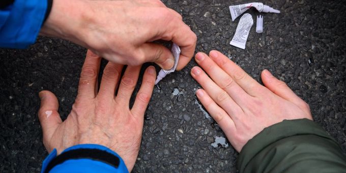 Immer wieder kleben sich Aktivistinnen und Aktivisten der «Letzten Generation» auf Strassen fest - bisher gab es dafür vor allem Geldstrafen. (Archivbild) klima aktivisten kleber