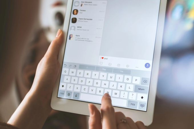 Love-Scammer: Das ist die Bezeichnung für sogenannte Liebesbetrüger im Web, die Ihnen die Welt versprechen, hinterher aber Sie um Geld prellen. Love-Scammer Liebesbetrüger Geld