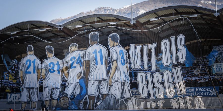 Beeindruckende Choreo der Auswärtsfans des FC Zürich im Tourbillon.