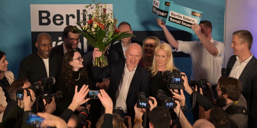 Die CDU feiert ihren Spitzenkandidaten Kai Wegner für das starke Ergebnis.
