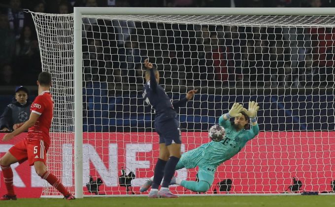Yann Sommer rettet später auch noch in extremis gegen Neymar. yann sommer