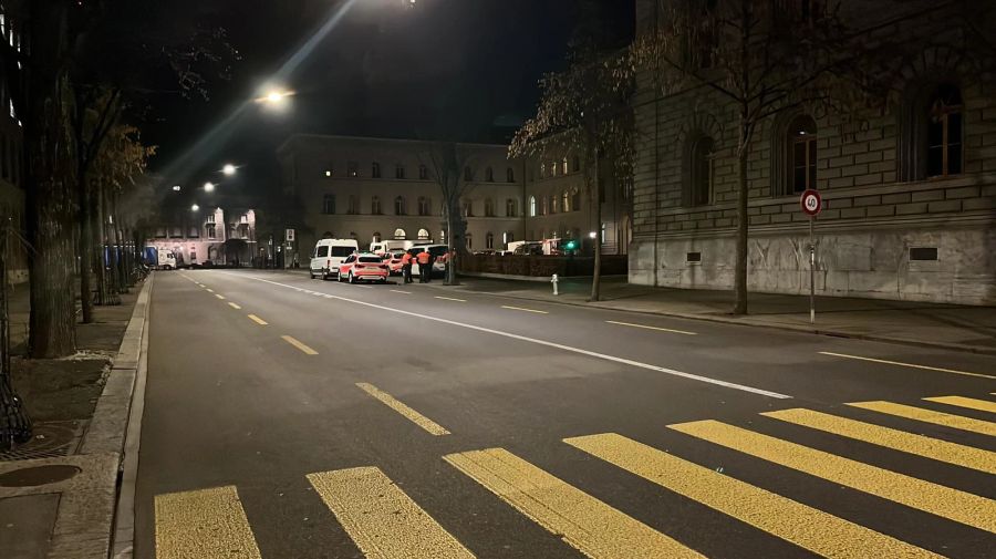 Auch am späteren Abend waren immer noch viele Streifenwagen vor Ort.