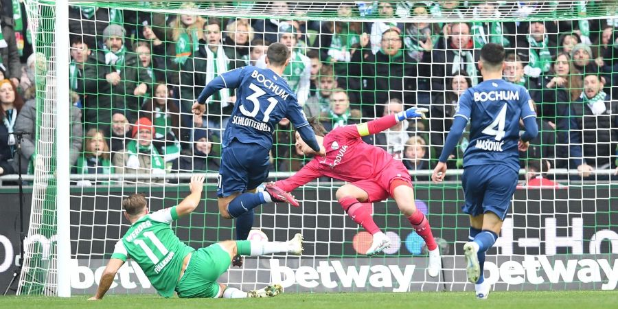 Werder-Stürmer Niclas Füllkrug (l) erzielt den Treffer zum 1:0 gegen den VfL Bochum.