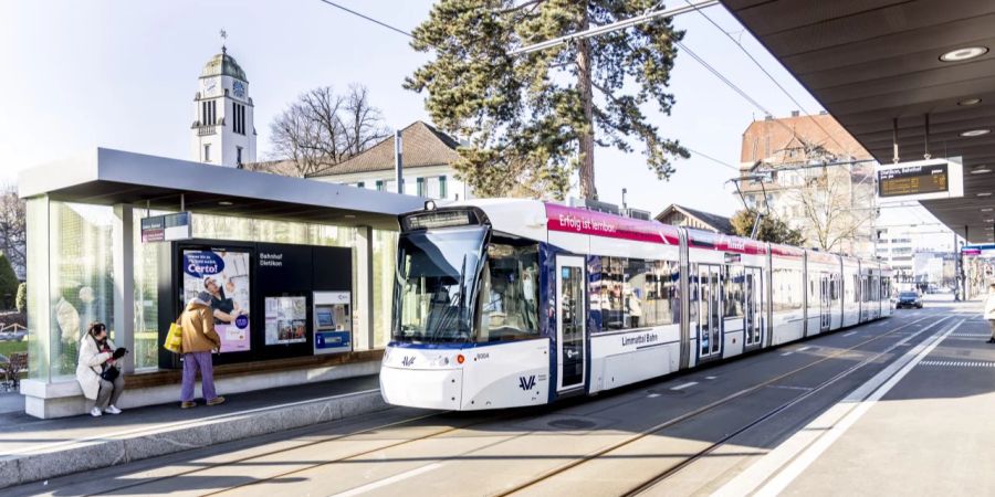 Einfahrt der Limmattal Bahn.