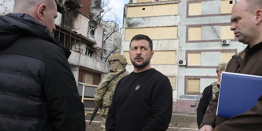 Wolodymyr Selenskyj (M), Präsident der Ukraine, besucht ein von Raketen beschädigtes Gebiet in Saporischschja. Foto: Efrem Lukatsky/AP/dpa