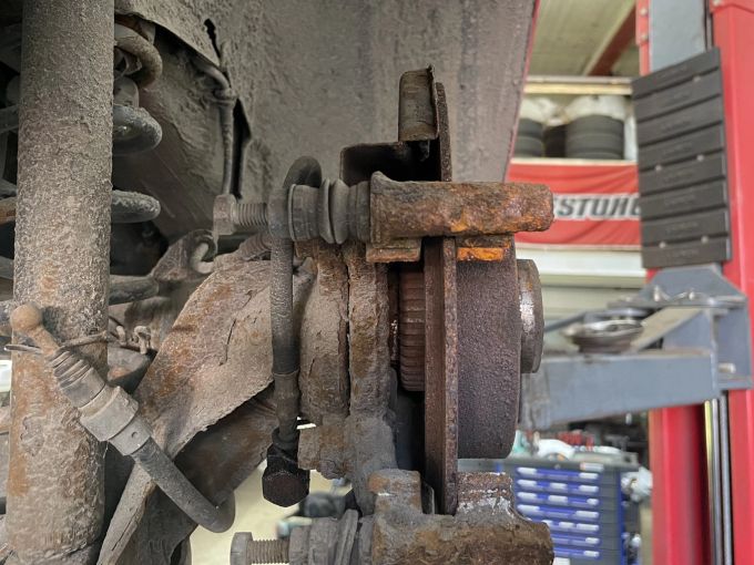 Teile der Bremsanlage waren mangelhaft. Bremsanlage