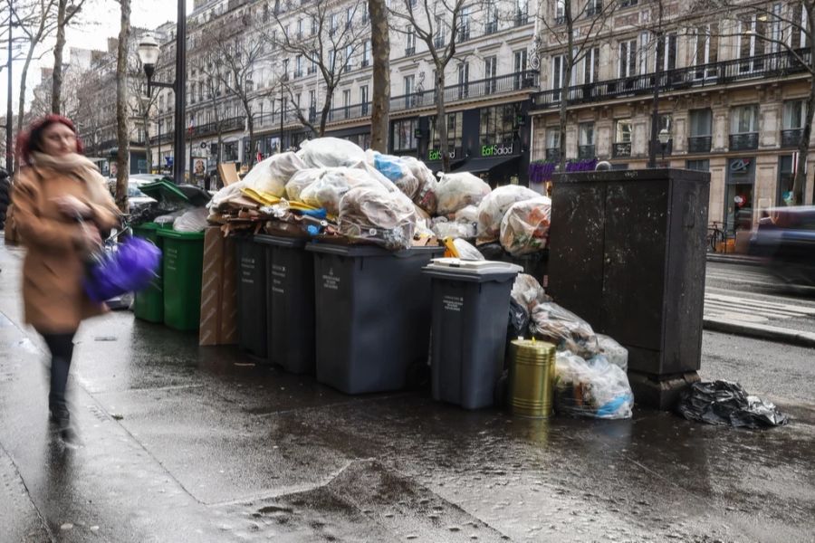 In Paris stapelt sich der Müll.