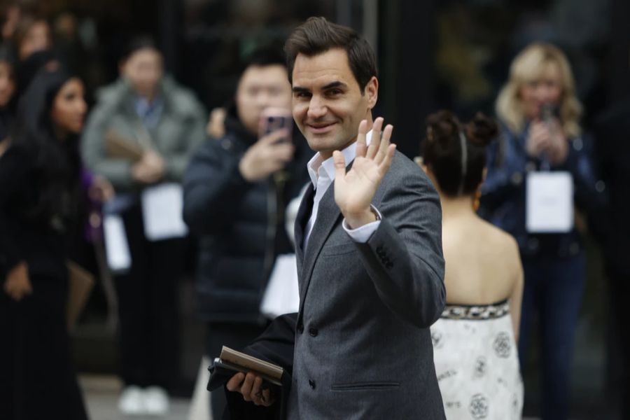 Roger Federer winkt in Paris den Kameras zu.